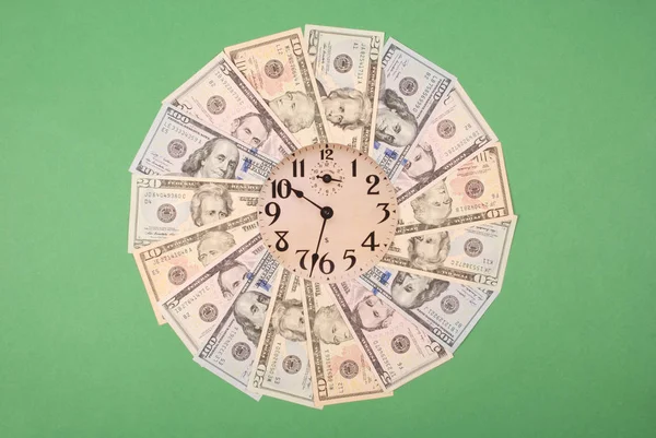 Concepto de reloj y dólar. Reloj en mandala caleidoscopio de dinero. Dinero abstracto fondo patrón raster repetición círculo mandala . —  Fotos de Stock