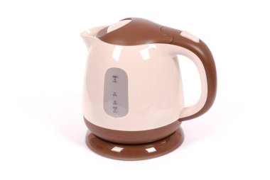 Elektrikli su ısıtıcısı, beyaz üzerine izole edilmiş. Şık modern bej ve kahverengi. 