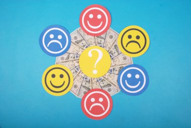 Parakaleydoskop üzerinde gülen ve üzgün gülen arasında soru işareti.