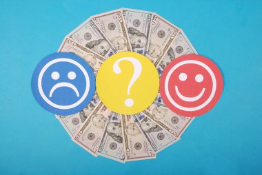 Parakaleydoskop üzerinde gülen ve üzgün gülen arasında soru işareti.