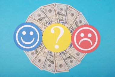 Parakaleydoskop üzerinde gülen ve üzgün gülen arasında soru işareti.