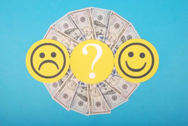 Parakaleydoskop üzerinde gülen ve üzgün gülen arasında soru işareti.