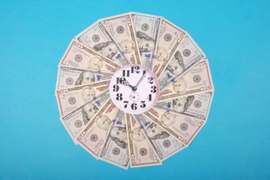 Saat ve dolar kavramı. Paradan kaleydoskop üzerinde Saat.
