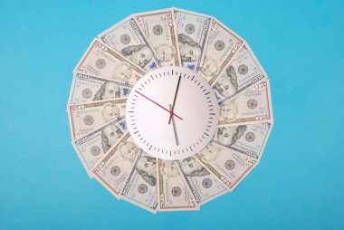 Saat ve dolar kavramı. Paradan kaleydoskop üzerinde Saat.