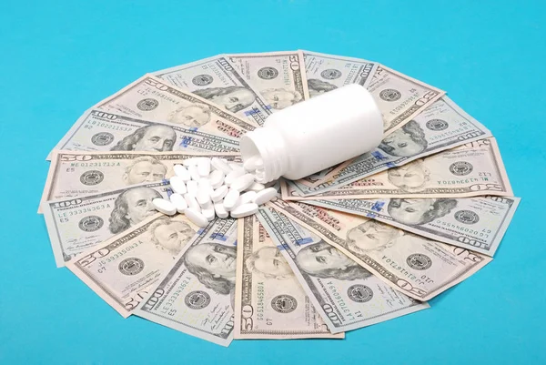 Witte pillen op caleidoscoop van geld. — Stockfoto