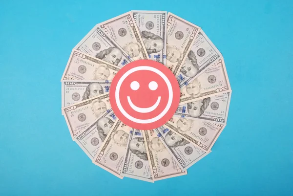 Facce sorridenti sul caleidoscopio dal denaro . — Foto Stock