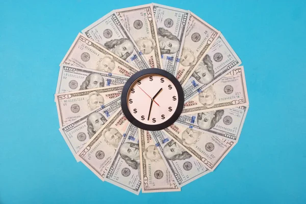 Concepto de reloj y dólar. Reloj de caleidoscopio del dinero . —  Fotos de Stock