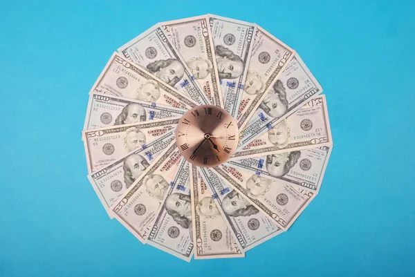 Konzept von Uhr und Dollar. Uhr auf Kaleidoskop aus Geld. — Stockfoto