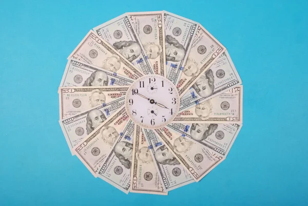 Conceito de relógio e dólar. Relógio no caleidoscópio de dinheiro . — Fotografia de Stock