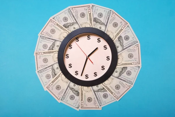 Saat ve dolar kavramı. Paradan kaleydoskop üzerinde Saat. — Stok fotoğraf