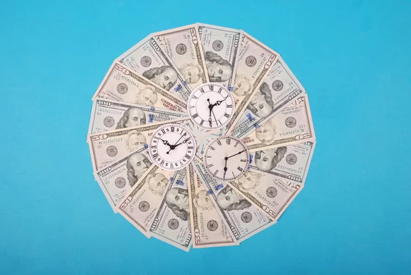 時計とドルの概念。お金から万華鏡の時計. — ストック写真