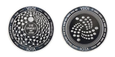 Yüz ve kripto para gümüş iota izole o arka yüzü