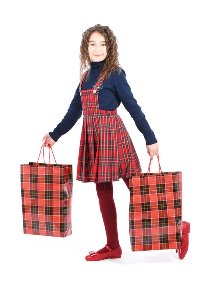 Criança com um pacote vermelho isolado no fundo branco. Uma salsicha de beleza. Presente de férias, compras . — Fotografia de Stock