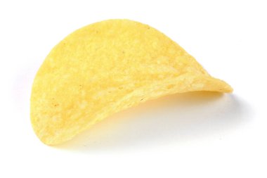 Beyaz arka planda izole edilmiş lezzetli patates cipsleri. Yüksek çözünürlüklü. Tam alan derinliği.