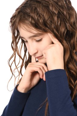 Beyaz arka planda duran mutlu kıvırcık kız portresi. Yüksek çözünürlüklü. Tam alan derinliği.