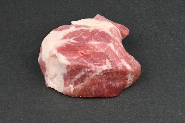 Čerstvý Syrový Vepřový Steak Izolovaný Černém Slangovém Kameni Fotka Vysokém — Stock fotografie