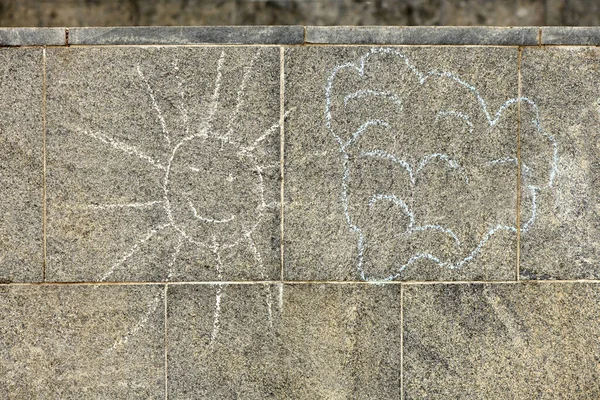 Kinderzeichnungen Mit Kreide Der Wand Sonne Und Wolken Foto Hoher — Stockfoto