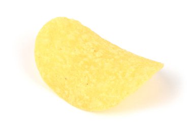 Beyaz arka planda izole edilmiş lezzetli patates cipsleri. Yüksek çözünürlüklü. Tam alan derinliği.