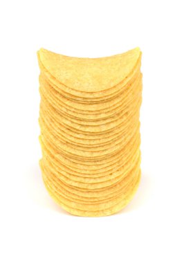 Beyaz arka planda izole edilmiş lezzetli patates cipsleri. Yüksek çözünürlüklü. Tam alan derinliği.