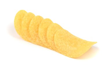 Beyaz arka planda izole edilmiş lezzetli çıtır patates cipsi. Yüksek çözünürlüklü. Tam alan derinliği.