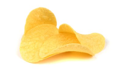 Beyaz arka planda izole edilmiş lezzetli çıtır patates cipsi. Yüksek çözünürlüklü. Tam alan derinliği.