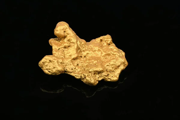 Velký Zlatý Nugget Černém Zrcadle Pozadí Fotka Vysokém Rozlišení Plná — Stock fotografie