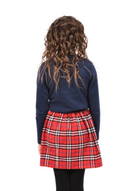 Beyaz arka planda duran ve poz veren mutlu kıvırcık kız. Yüksek çözünürlüklü. Tam alan derinliği.