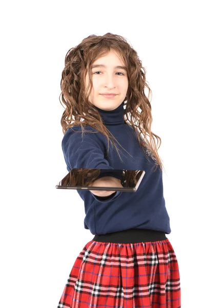 Retrato Niña Bastante Rizado Sonrisa Mostrando Tableta Aislado Sobre Fondo — Foto de Stock