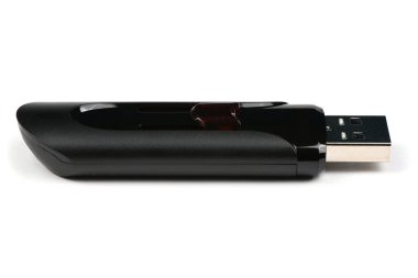 USB flaş bellek beyaz arkaplanda veri konsepti gösteriyor. Yüksek çözünürlüklü. Tam alan derinliği.