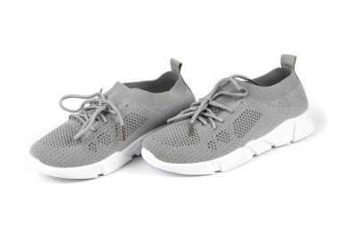 Beyaz arka planda izole edilmiş bir çift yeni gri spor ayakkabı. Yüksek çözünürlüklü. Tam alan derinliği.