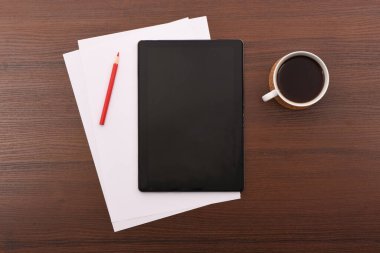 Mobil cihaz tableti ahşap arka planda izole edildi. Yüksek çözünürlüklü. Tam alan derinliği.