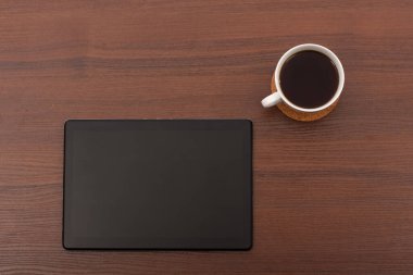 Mobil cihaz tableti ahşap arka planda izole edildi. Yüksek çözünürlüklü. Tam alan derinliği.