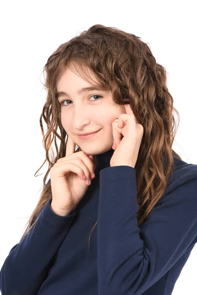 Retrato Feliz Chica Joven Bastante Rizado Pie Posando Sobre Fondo — Foto de Stock