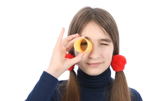 Retrato Uma Rapariga Pré Adolescente Segurar Batatas Fritas Como Óculos — Fotografia de Stock