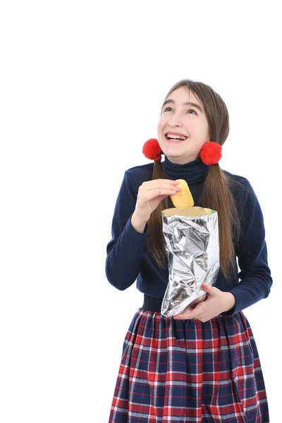 Retrato Rapariga Pré Adolescente Segurar Batatas Fritas Isolado Fundo Branco — Fotografia de Stock