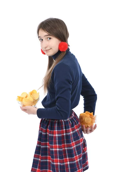 Ergenlik Öncesi Kız Elinde Kase Dolusu Patates Cipsi Tutuyor Beyaz — Stok fotoğraf