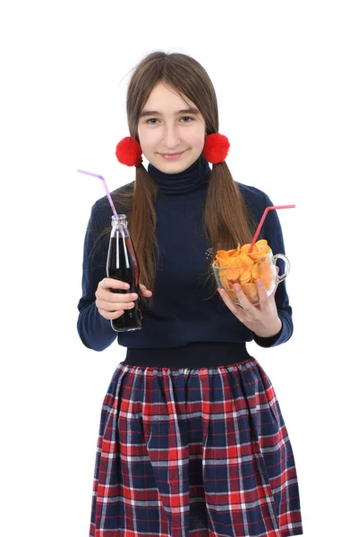 Menina Pré Adolescente Segurando Tigela Está Cheia Batatas Fritas Isolado — Fotografia de Stock