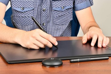 Adam profesyonel grafik tabletinde çalışmış. Yüksek çözünürlüklü. Tam alan derinliği