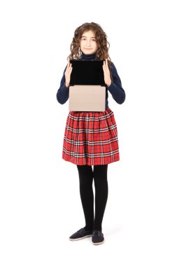 Güzel kıvırcık kız gülüşü ve beyaz arka planda izole edilmiş tableti gösteriyor. Yüksek çözünürlüklü. Tam alan derinliği.