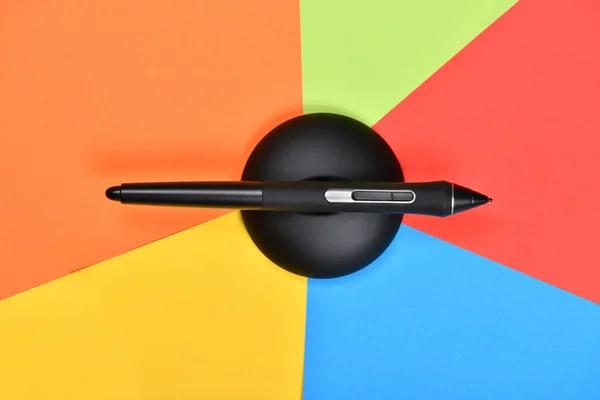 Grafiksel Tasarım Dijitalleştirilmiş Kalem Çok Renkli Arka Planda Yüksek Çözünürlüklü — Stok fotoğraf