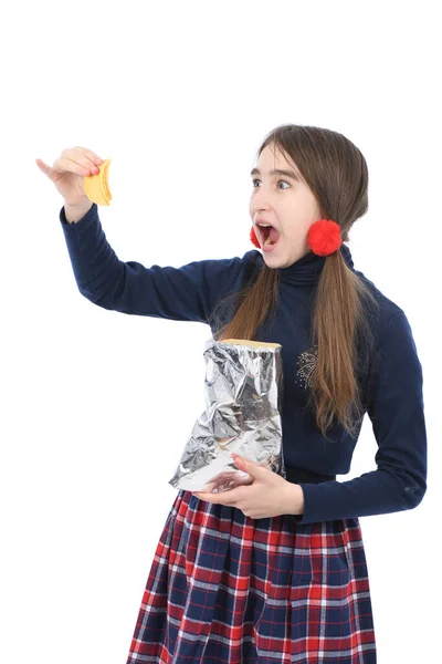 Retrato Una Niña Preadolescente Sosteniendo Papas Fritas Aislado Sobre Fondo — Foto de Stock