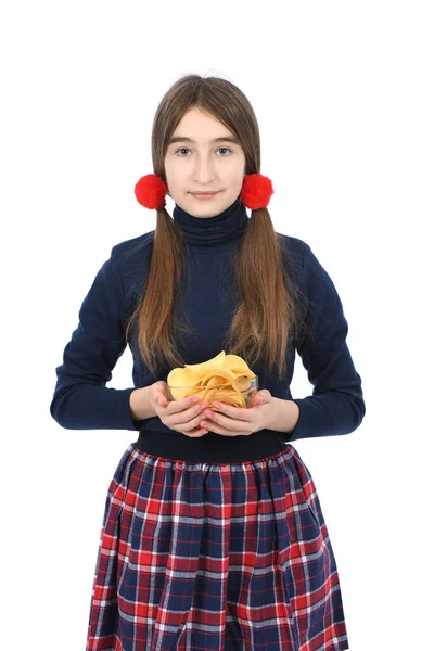 Vorpubertierendes Mädchen Hält Eine Schüssel Voller Kartoffelchips Der Hand Vereinzelt — Stockfoto