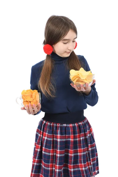 Rapariga Pré Adolescente Pesa Duas Taças Cheias Batatas Fritas Isolado — Fotografia de Stock