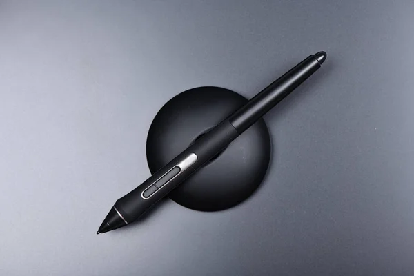 Desain Grafis Mendigitalkan Pena Pada Latar Belakang Tablet Foto Beresolusi — Stok Foto