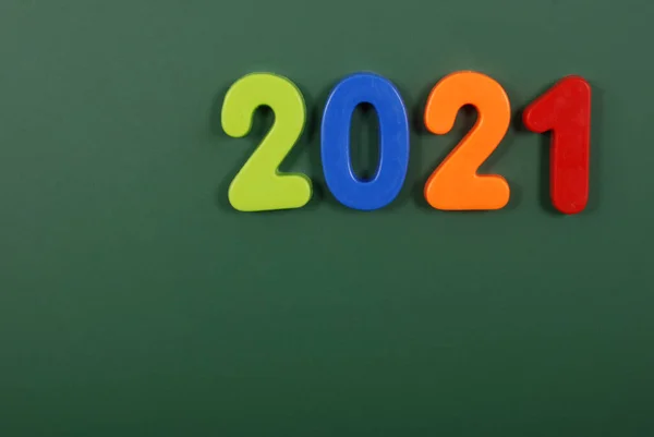 2021 Ano Escrito Plástico Brilhante Letras Magnéticas Preso Uma Placa — Fotografia de Stock