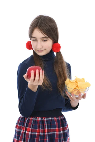 Ragazza Pre Adolescente Pesare Ciotole Piene Patatine Fritte Mela Rossa — Foto Stock