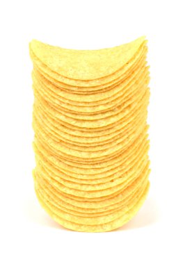 Beyaz arka planda izole edilmiş lezzetli patates cipsleri. Yüksek çözünürlüklü. Tam alan derinliği.