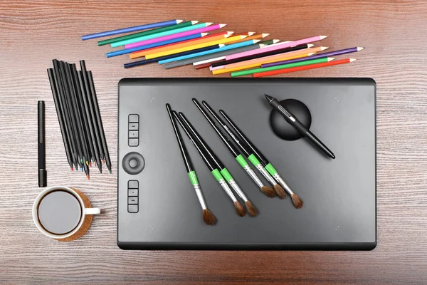 Tableta Gráfica Profesional Con Pinceles Plumas Digitalizadas Multicolores Aislado Sobre — Foto de Stock