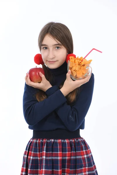 Menina Pré Adolescente Pesa Tigelas Cheias Batatas Fritas Maçã Vermelha — Fotografia de Stock