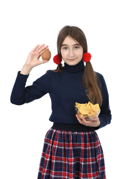 Menina Pré Adolescente Segurando Tigela Está Cheia Batatas Fritas Isolado — Fotografia de Stock